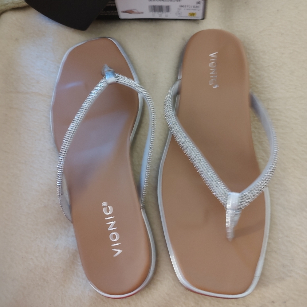 Women's New in Box Vionic Vista Shine Silver Metallic Flip Flop Sandal Size 11